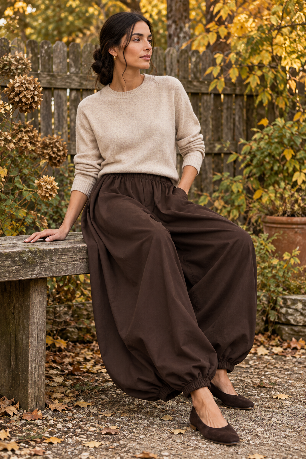 Pantalone marrone scuro in un giardino autunnale