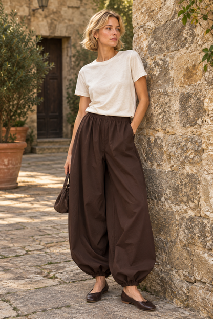 Pantalone marrone scuro in un cortile rustico