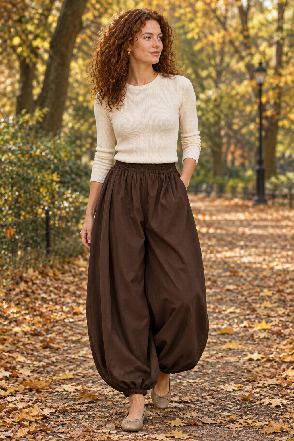 Pantalone marrone scuro in un parco autunnale